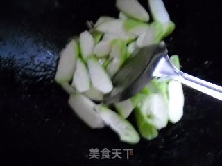 香肚丝瓜炒薯粉的做法步骤：2