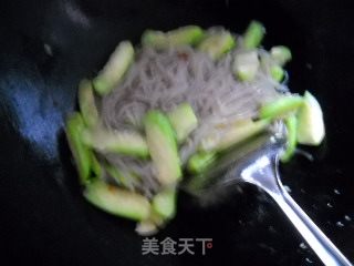 香肚丝瓜炒薯粉的做法步骤：2