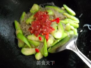 香肚丝瓜炒薯粉的做法步骤：2