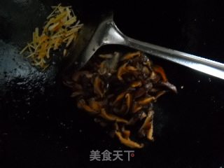 菇笋辣椒鱿鱼丝的做法步骤：2