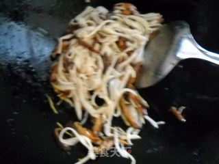 菇笋辣椒鱿鱼丝的做法步骤：2