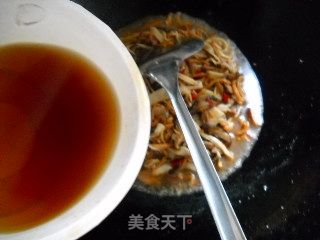 菇笋辣椒鱿鱼丝的做法步骤：2