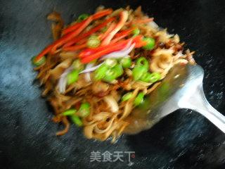 菇笋辣椒鱿鱼丝的做法步骤：2