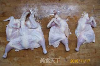 《芝麻脆香嫩乳鸽》又名《麻辣芝麻炸乳鸽》的做法步骤：5