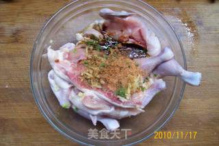 《芝麻脆香嫩乳鸽》又名《麻辣芝麻炸乳鸽》的做法步骤：5