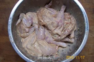 《芝麻脆香嫩乳鸽》又名《麻辣芝麻炸乳鸽》的做法步骤：5