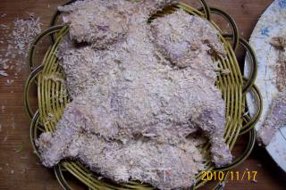 《芝麻脆香嫩乳鸽》又名《麻辣芝麻炸乳鸽》的做法步骤：5