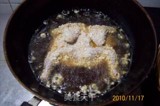 《芝麻脆香嫩乳鸽》又名《麻辣芝麻炸乳鸽》的做法步骤：5
