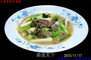 大蒜苗清炒鸡杂的做法步骤：2