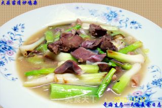 大蒜苗清炒鸡杂的做法步骤：2
