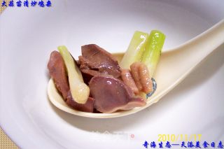 大蒜苗清炒鸡杂的做法步骤：2