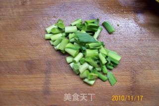 【秋冬绿盾】---《蒜苗红烧白萝卜》的做法步骤：2
