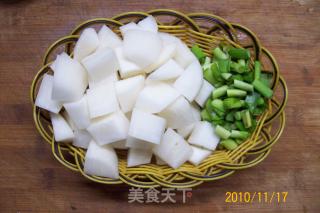 【秋冬绿盾】---《蒜苗红烧白萝卜》的做法步骤：2