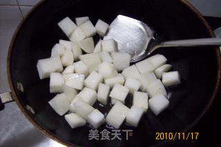 【秋冬绿盾】---《蒜苗红烧白萝卜》的做法步骤：2