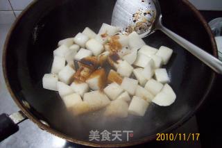 【秋冬绿盾】---《蒜苗红烧白萝卜》的做法步骤：2