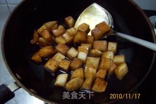 【秋冬绿盾】---《蒜苗红烧白萝卜》的做法步骤：2