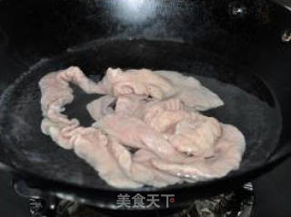 让人垂涎的辣椒炒肥肠的做法步骤：3