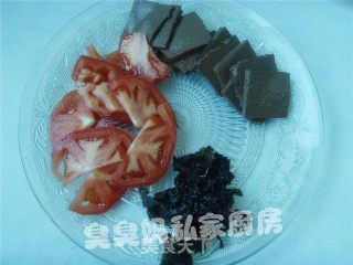猪血番茄木耳汤的做法步骤：3