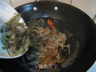 水煮河虾的做法步骤：2