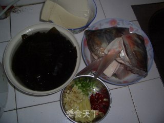 鱼头豆腐海带烩菜的做法步骤：2