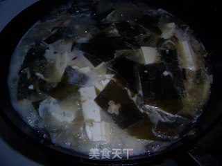 鱼头豆腐海带烩菜的做法步骤：2