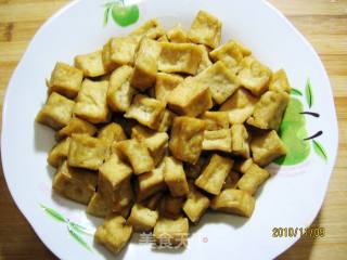 辣酱豆丁的做法步骤：2