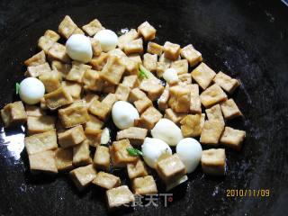 辣酱豆丁的做法步骤：2