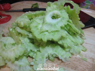 简单可口的凉拌苦瓜的做法步骤：2