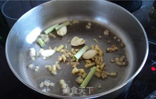 姜蒜炒滑鸡冬菇的做法步骤：2