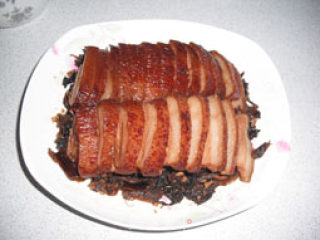 一起分享私家菜——梅菜扣肉的做法步骤：7