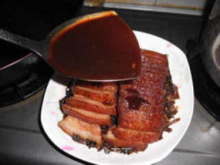 一起分享私家菜——梅菜扣肉的做法步骤：7