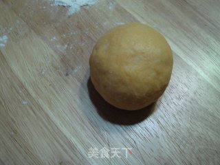 南瓜豆沙餐包的做法步骤：2