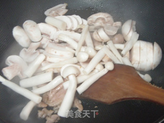让菜梆子哄抢的一道菜---黄芽菜炒双菇的做法步骤：2