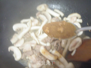 让菜梆子哄抢的一道菜---黄芽菜炒双菇的做法步骤：2
