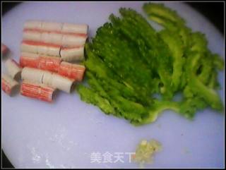 蟹肉棒炒苦瓜的做法步骤：2