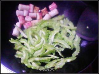 蟹肉棒炒苦瓜的做法步骤：2