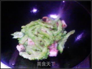 蟹肉棒炒苦瓜的做法步骤：2