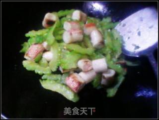 蟹肉棒炒苦瓜的做法步骤：2