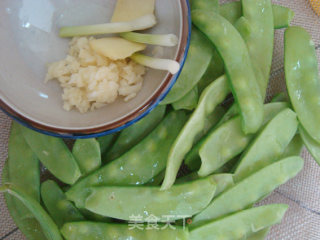 鲜嫩滑口的荷兰豆炒牛肉的做法步骤：3