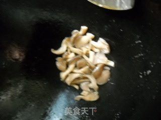 姬菇烧豆腐的做法步骤：2