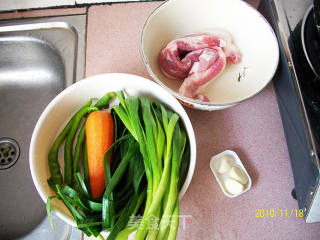 胡萝卜蒜苗回锅肉的做法步骤：2