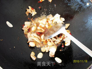 胡萝卜蒜苗回锅肉的做法步骤：2