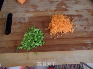 烤肠蛋炒饭的做法步骤：2