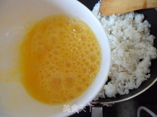 烤肠蛋炒饭的做法步骤：2