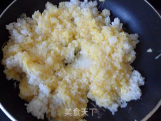 烤肠蛋炒饭的做法步骤：2