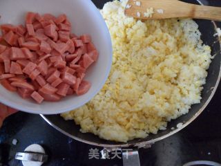 烤肠蛋炒饭的做法步骤：2