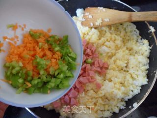 烤肠蛋炒饭的做法步骤：2