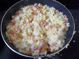 烤肠蛋炒饭的做法步骤：2