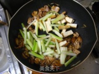 香芹炒香干的做法步骤：2