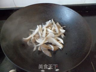 豆腐蘑菇一锅烩的做法步骤：2